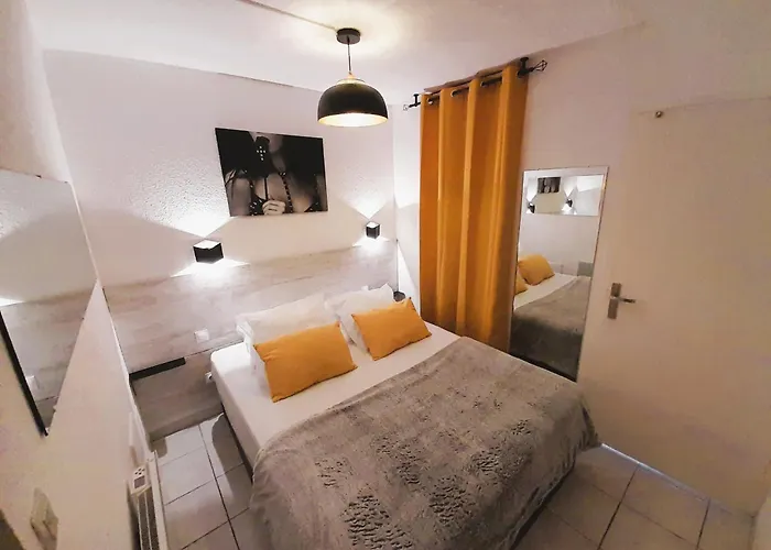 Village Naturiste Leather